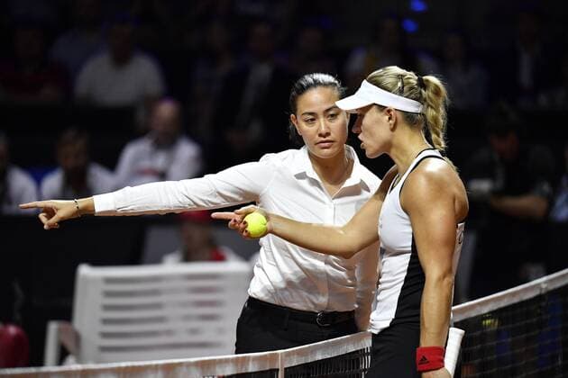 Angelique KERBER (GER) im Gespräch Diskussion mit Stuhlschiedsrichterin Schiedsrichterin Julie Kjendlie (NOR) Tennis Damen Team Deutschland Germany Fed Cup Federations FedCup 2018 Halbfinale Deutschland GER vs Tschechien CZE Porsche-Arena Stuttgart 21.-22.04.2018 Fed Cup Halbfinale GER - CZE Porsche-Arena Stuttgart 2018