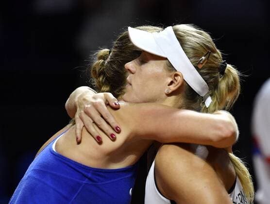 Petra Kvitova (CZE) gegenseitige Gratulation Gestik, Geste Umarmung mit Angelique KERBER (GER) Tennis Damen Team Deutschland Germany Fed Cup Federations FedCup 2018 Halbfinale Deutschland GER vs Tschechien CZE Porsche-Arena Stuttgart 21.-22.04.2018 Fed Cup Halbfinale GER - CZE Porsche-Arena Stuttgart 2018