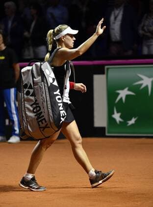 Angelique KERBER (GER) verlässt geschlagen den Court Gestik, Geste bedankt sich bei Zuschauern Publikum Tennis Damen Team Deutschland Germany Fed Cup Federations FedCup 2018 Halbfinale Deutschland GER vs Tschechien CZE Porsche-Arena Stuttgart 21.-22.04.2018 Fed Cup Halbfinale GER - CZE Porsche-Arena Stuttgart 2018