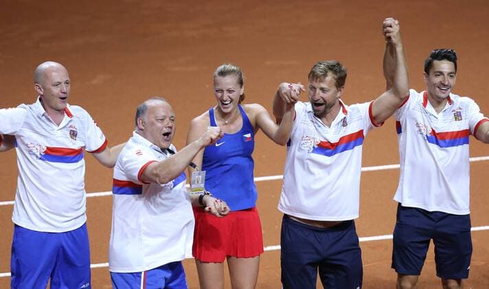 BAU 22.04.2018 Stuttgart Tennis Fed Cup GER vs. CZE, Jubel bei den Tschechen über den Sieg, v.l. Kapitän (CZE),Petr Pala, Pavel Kovac, Petra Kvitova, Jiri Vanek (Trainer von Petra Kvitova), Michal Hrdlicka