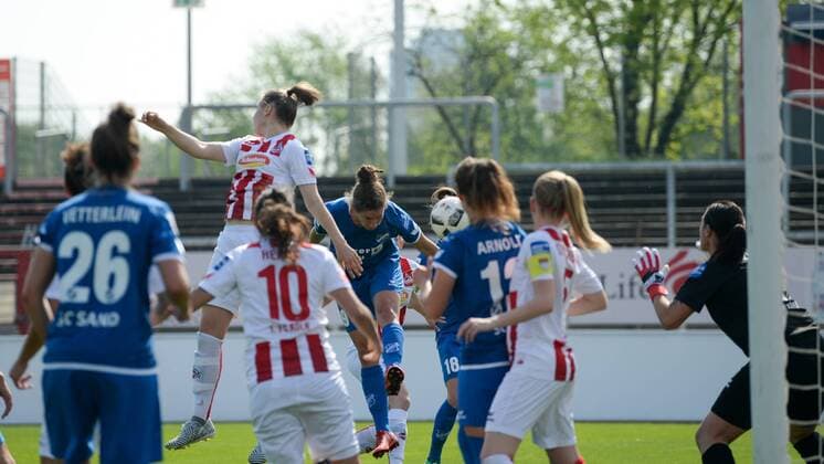 Nina Burger (Sand, 19) köpft zum 0:1, Fussball, Allianz Frauen-Bundesliga,1.FC Köln - SC Sand ,