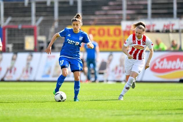 Laura Feiersinger (Sand, 27) auf dem Weg zum Tor Kristina Hild (Köln, 27) läuft hinterher, Fussball, Allianz Frauen-Bundesliga,1.FC Köln - SC Sand ,
