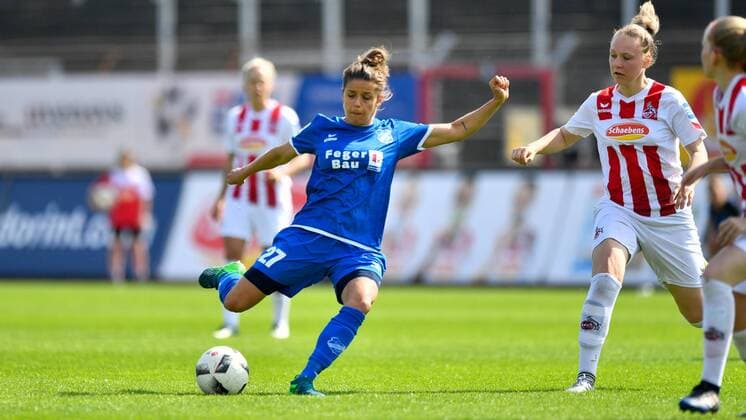 Laura Feiersinger (Sand, 27) beim Torschuss, Fussball, Allianz Frauen-Bundesliga,1.FC Köln - SC Sand ,