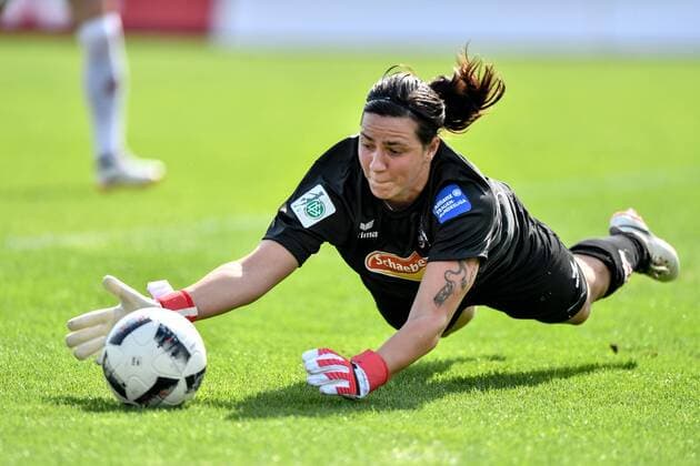 Bilder des Tages - SPORT Anne-Kathrine Kremer (Anka Kremer, Torwart, Köln, 1) kann den Ball grad noch wegschlagen, Fussball, Allianz Frauen-Bundesliga,1.FC Köln - SC Sand ,
