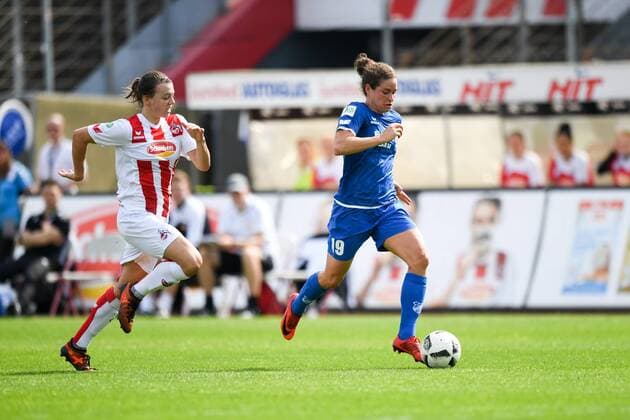 Meikayla Jean-Maree Moore (Köln, 15) verfolgt Nina Burger (Sand, 19) die alleine aufs Tor zuläuft, Fussball, Allianz Frauen-Bundesliga,1.FC Köln - SC Sand ,
