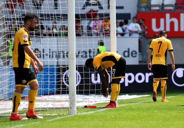 22.04.2018, xfux, Fussball 2.Bundesliga, 1. FC Kaiserslautern - Dynamo Dresden, emspor, v.l. Moussa Kone (Dynamo Dresden) enttaeuscht, enttaeuscht schauend, dissapointed gibt Anweisungen, gestikuliert, mit den Armen gestikulieren gives instructions, gesticulate, gesticolando. Kaiserslautern