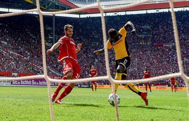 22.04.2018, xfux, Fussball 2.Bundesliga, 1. FC Kaiserslautern - Dynamo Dresden, emspor, v.l. Halil Altintop (1. FC Kaiserslautern), Moussa Kone (Dynamo Dresden) schiesst das nicht gegebene Tor Kaiserslautern