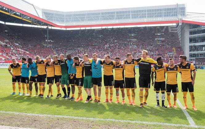 22.04.2018, xfux, Fussball 2.Bundesliga, 1. FC Kaiserslautern - Dynamo Dresden, emspor, v.l. Spieler Dynamo Dresden jubeln jubelt nach Spielende. Kaiserslautern