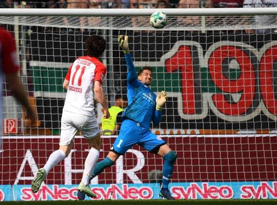 22.04.2018, xjhx, Fussball 1.Bundesliga, FC Augsburg - FSV Mainz 05, emspor v.l. Michael Gregoritsch (FC Augsburg), Rene Adler (FSV Mainz 05) Augsburg