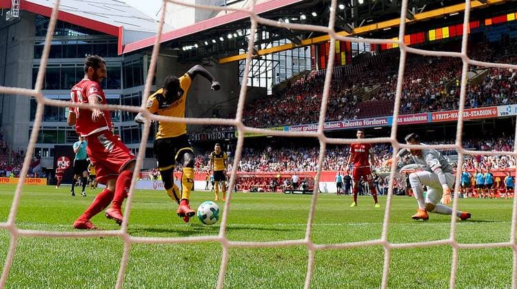 22.04.2018, xfux, Fussball 2.Bundesliga, 1. FC Kaiserslautern - Dynamo Dresden, emspor, v.l. Halil Altintop (1. FC Kaiserslautern), Moussa Kone (Dynamo Dresden) schiesst das nicht gegebene Tor, Marius Mueller (1. FC Kaiserslautern) Kaiserslautern