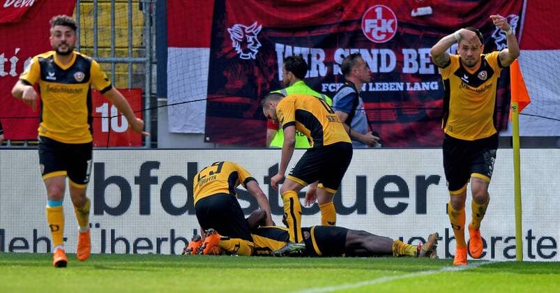 22.04.2018, xfux, Fussball 2.Bundesliga, 1. FC Kaiserslautern - Dynamo Dresden, emspor, v.l. Erich Berko (Dynamo Dresden) und Spieler Dynamo Dresden Torjubel, Goal celebration, celebrate the goal zum 0:1 Kaiserslautern