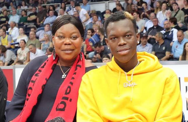 NBA Basketball Herren USA Star Dennis Schroeder (Atlanta Hawks) mit seiner fmilie, links seine mutter, zu gast beim Spiel