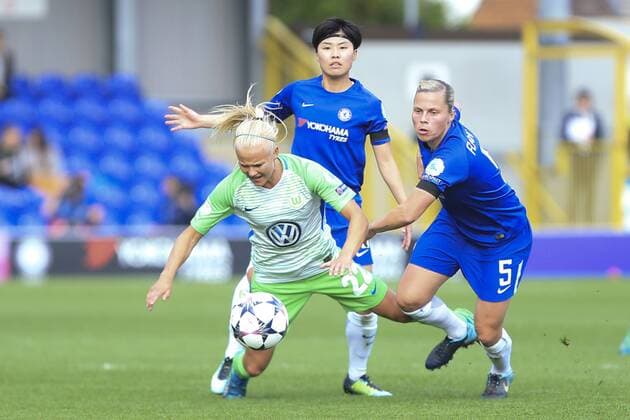 vl Pernille Harder (VfL Wolfsburg, 22), Ji So-Yun (Chelsea LFC, 10), Gilly Flaherty (Chelsea LFC, 5) Zweikampf, Duell, Kampf, tackle, Fussball, UEFA Women s Champions League, Chelsea LFC - VfL Wolfsburg,