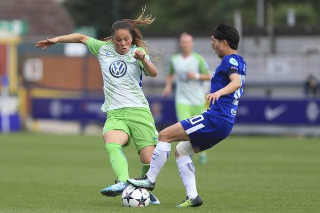 vl Sara Björk Gunnarsdottir (VfL Wolfsburg, 7), Ji So-Yun (Chelsea LFC, 10) Zweikampf, Duell, Kampf, tackle, Fussball, UEFA Women s Champions League, Chelsea LFC - VfL Wolfsburg,