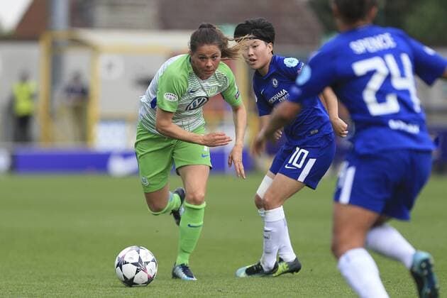 vl Sara Björk Gunnarsdottir (VfL Wolfsburg, 7), Ji So-Yun (Chelsea LFC, 10) Zweikampf, Duell, Kampf, tackle, Fussball, UEFA Women s Champions League, Chelsea LFC - VfL Wolfsburg,
