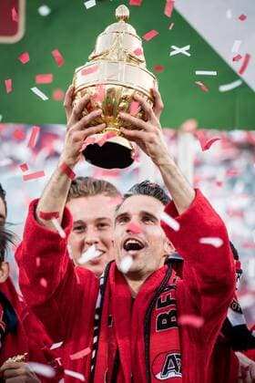 Themen der Woche - SPORT Bilder des Tages - SPORT Robin van Persie of Feyenoord with cup during the Dutch Toto KNVB Cup Final match between AZ Alkmaar and Feyenoord on April 22, 2018 at the Kuip stadium in Rotterdam, The Netherlands. Dutch Toto KNVB Cup 2017 2018 xVIxVIxImagesx xRonaldxBonestrooxIVx 10738188