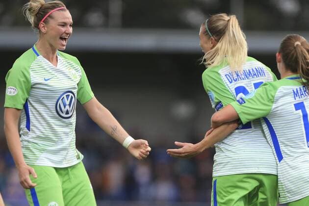 vl Alexandra Popp (VfL Wolfsburg, 11), Lara Dickenmann (VfL Wolfsburg, 21), Noelle Maritz (VfL Wolfsburg, 16) Jubel, Torjubel, jubelt über das Tor, celebrate the goal, celebration, Fussball, UEFA Women s Champions League, Chelsea LFC - VfL Wolfsburg,