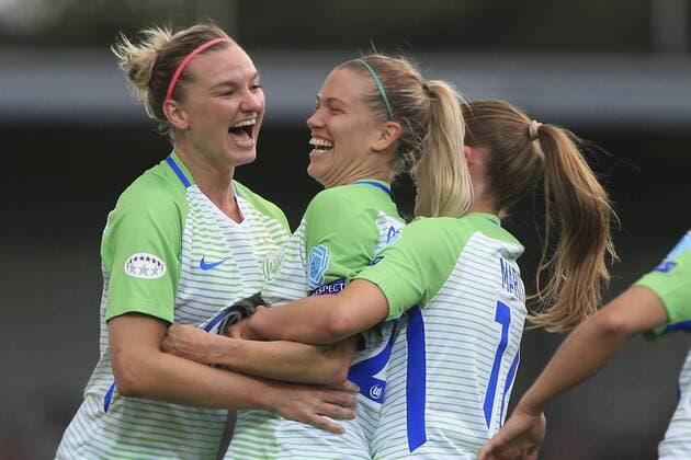 Themen der Woche - SPORT Bilder des Tages - SPORT vl Alexandra Popp (VfL Wolfsburg, 11), Lara Dickenmann (VfL Wolfsburg, 21) Jubel, Torjubel, jubelt über das Tor, celebrate the goal, celebration, Fussball, UEFA Women s Champions League, Chelsea LFC - VfL Wolfsburg,