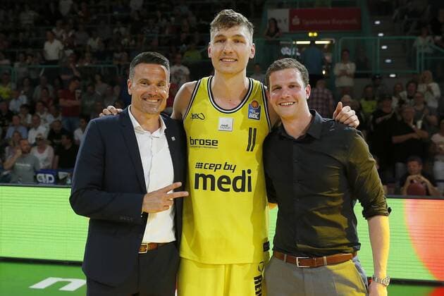 31. Spieltag der easyCredit BBL Basketball Bundesliga in der Oberfrankenhalle in Bayreuth Saison 2017-2018 Medi Bayreuth gegen Basketball Eisbären Bremerhaven Medi Bayreuth Trainer Raoul Korner links Medi Bayreuth Spieler Nr.: 11 Andreas Seiferth mitte 2. Jahre Vertragsverlängerung Medi Bayreuth Geschäftsführer Philipp Galewski rechts
