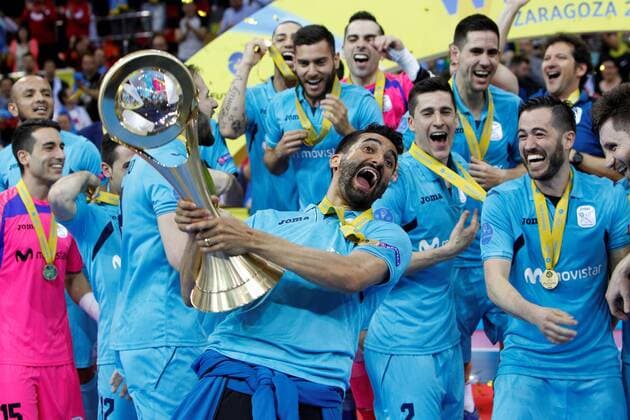 Themen der Woche - SPORT Bilder des Tages - SPORT Inter players celebrate with the trophy after winning the UEFA Futsal Cup final match between Sporting CP and Inter Movistar at Principe Felipe Pavilion in Zaragoza, Spain, 22 April 2018. UEFA Futsal Cup - Sporting CP vs Inter Movistar !ACHTUNG: NUR REDAKTIONELLE NUTZUNG!  Copyright: xJAVIERxBELVERx ZAR01 20180422-636600357985570748