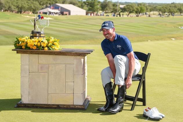 Themen der Woche - SPORT Bilder des Tages - SPORT SAN ANTONIO, TX - APRIL 22: Valero Texas Open Champion Andrew Landry puts on the winner s boot following the final round of the Valero Texas Open at the TPC San Antonio Oaks Course in San Antonio, TX on April 22, 2018.(Photo by Daniel Dunn Icon Sportswire) GOLF: APR 22 PGA Golf Herren - Valero Texas Open Icon18042239 EDITORIAL USE ONLY