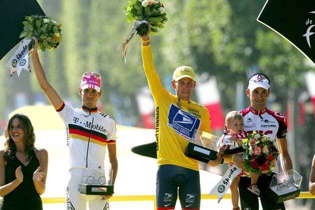 BRU184 - - PARIS, FRANCE : FROM L-R German second placed Andreas Kloden, US overall winner Lance Armstrong and Italian third placed Ivan Basso celebrate on the final podium after the 20th and last stage of the 91st Tour de France cycling race between Montereau-Fault-Yonne and the Champs-Elysees in Paris, Sunday 25 July 2004. PHILIPPExBUISSIN  x2037583x