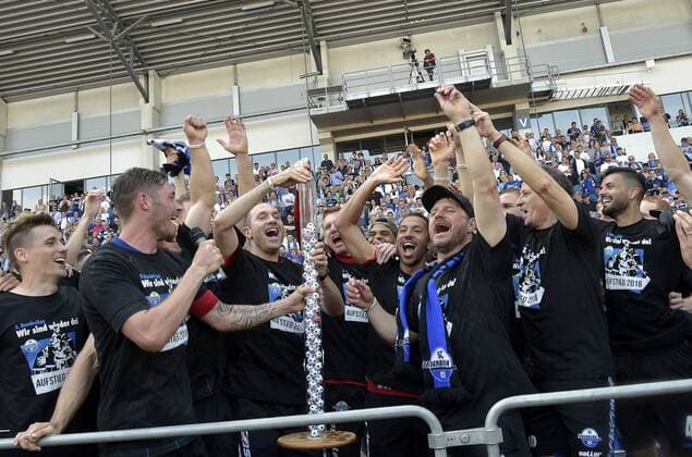 21-04-2018 pmk NA116879 Fussball Herren 3.Liga Saison 2017 2018 SC Paderborn 07 -SpVgg Unterhaching Jubel nach dem Sieg Jubel nach dem Aufstieg Christian STROHDIEK (05) Paderborn Steffen Baumgart -Trainer- Paderborn