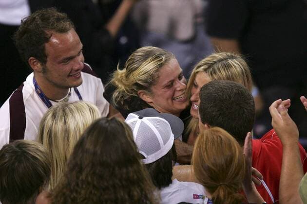 Tennis, US Open Damen Finale 2005, Kim Clijsters - Mary Pierce BRU375 - - NEW YORK, UNITED STATES: Kim Clijsters celebrates with family and friends after winning the women s final at the 2005 US Open Tennis Tournament at the US Tennis Center in Flushing Meadows, New York Saturday 10 September 2005. Clijsters defeated Mary Pierce 6-3, 6-1. PHILIPPExBUISSIN  x3369120x
