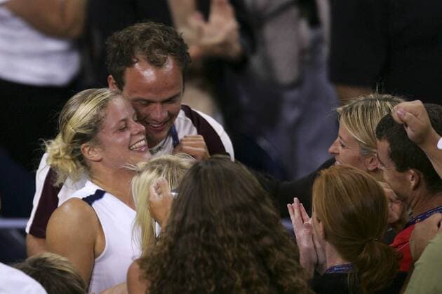 Tennis, US Open Damen Finale 2005, Kim Clijsters - Mary Pierce BRU376 - - NEW YORK, UNITED STATES: Kim Clijsters celebrates with family and friends after winning the women s final at the 2005 US Open Tennis Tournament at the US Tennis Center in Flushing Meadows, New York Saturday 10 September 2005. Clijsters defeated Mary Pierce 6-3, 6-1. PHILIPPExBUISSIN  x3369121x
