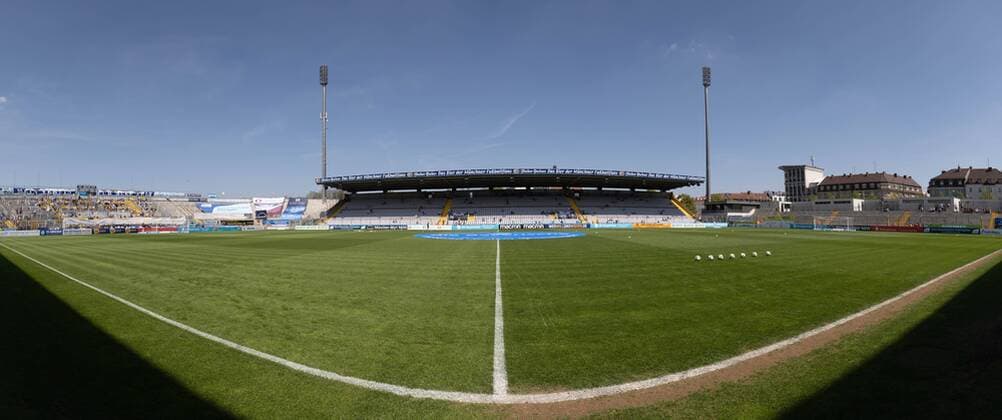 Stadion an der Grünwalder Straße, Panorama, Blick von der Haupttribüne auf die Stehhalle, TSV 1860 München vs. FC Augsburg II, Regionalliga Bayern, 35. Spieltag,
