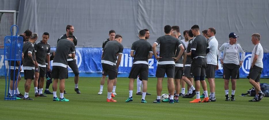 2018, CL, FCB Abschlusstraining,Saebenerstrasse Muenchen, Fussball, im Bild: FCB Team mit FCB Trainer Jupp Heynckes (FCB) und Peter Hermann (FCB)