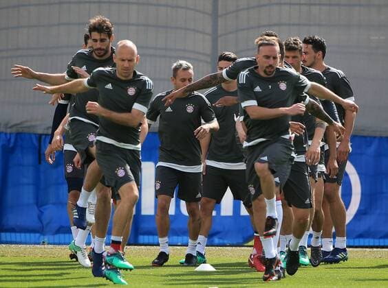 2018, CL, FCB Abschlusstraining,Saebenerstrasse Muenchen, Fussball, im Bild: Arjen Robben (FCB) und Franck Ribery (FCB) fuehren das Team