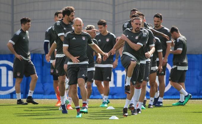 Bilder des Tages - SPORT 2018, CL, FCB Abschlusstraining,Saebenerstrasse Muenchen, Fussball, im Bild: Arjen Robben (FCB) und Franck Ribery (FCB) fuehren das Team