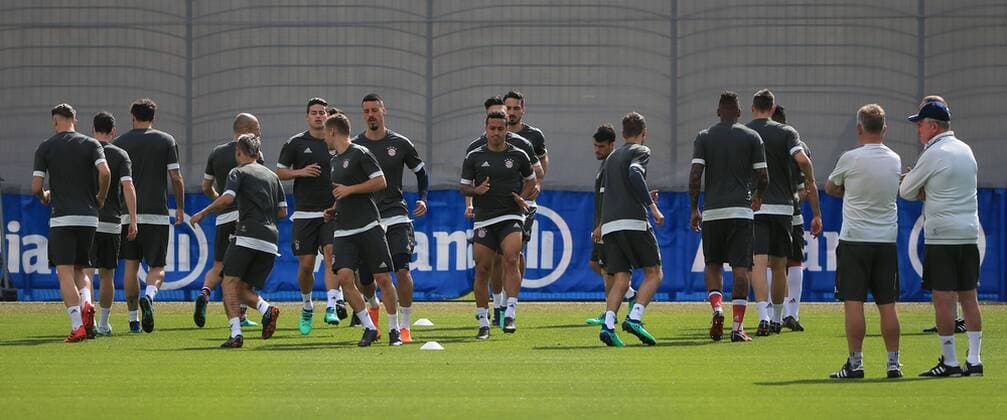 2018, CL, FCB Abschlusstraining,Saebenerstrasse Muenchen, Fussball, im Bild: FCB Trainer Jupp Heynckes (FCB) beobachtet sein Team