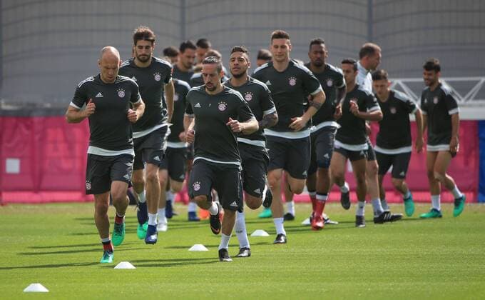 2018, CL, FCB Abschlusstraining,Saebenerstrasse Muenchen, Fussball, im Bild: Arjen Robben (FCB) und Franck Ribery (FCB) fuheren das Team