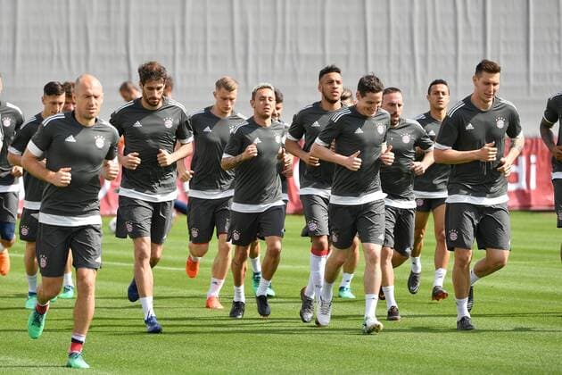 v.li:Arjen ROBBEN (Bayern Muenchen),Javi (Javier) MARTINEZ (Bayern Muenchen),Lukas MAI,RAFINHA (Bayern Muenchen),Corentin TOLISSO (Bayern Muenchen),Sebastian RUDY (Bayern Muenchen),Franck RIBERY (Bayern Muenchen),Thiago ALCANTARA (FCB),Niklas SUELE (Bayern Muenchen), Aktion,Lauftraining, Abschlusstraining FC Bayern Muenchen vor dem Champions League Halbinale gegen Real Madrid. Trainingsgelaende an der Saebener Strasse, Fussball,am 24.04.2018,.