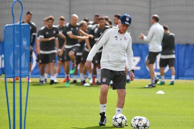 Jupp HEYNCKES (Trainer Bayern Muenchen), im Hintergrund traineren seine Spieler, Abschlusstraining FC Bayern Muenchen vor dem Champions League Halbinale gegen Real Madrid. Trainingsgelaende an der Saebener Strasse, Fussball,am 24.04.2018,.