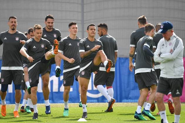 v.li:Sandro WAGNER (Bayern Muenchen),Joshua KIMMICH (Bayern Muenchen),,Mats HUMMELS (Bayern Muenchen),Thiago ALCANTARA (FCB), Aktion,re:Jupp HEYNCKES (Trainer Bayern Muenchen). Abschlusstraining FC Bayern Muenchen vor dem Champions League Halbinale gegen Real Madrid. Trainingsgelaende an der Saebener Strasse, Fussball,am 24.04.2018,.