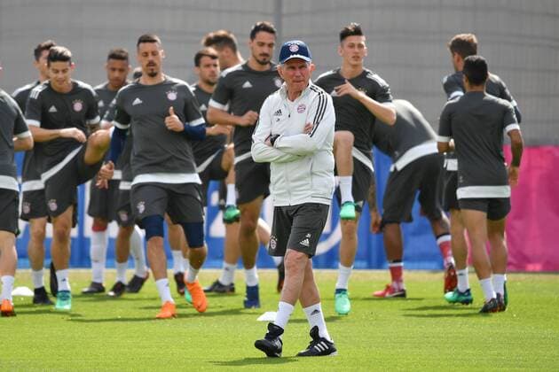 Jupp HEYNCKES (Trainer Bayern Muenchen),im Hintergrund trainieren die Spieler, Abschlusstraining FC Bayern Muenchen vor dem Champions League Halbinale gegen Real Madrid. Trainingsgelaende an der Saebener Strasse, Fussball,am 24.04.2018,.