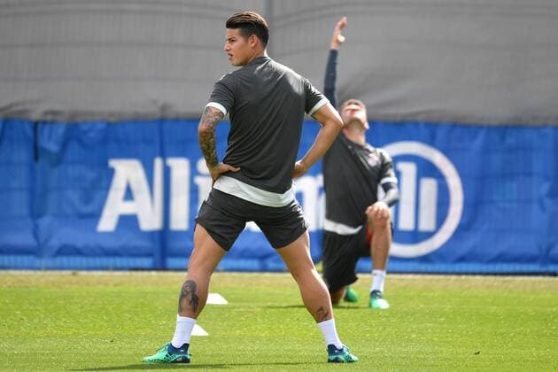James RODRIGUEZ (Bayern Muenchen),hi:Thomas MUELLER (MÜLLER,Bayern Muenchen). Abschlusstraining FC Bayern Muenchen vor dem Champions League Halbinale gegen Real Madrid. Trainingsgelaende an der Saebener Strasse, Fussball,am 24.04.2018,.