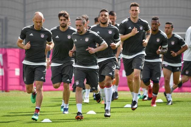 v.li:Arjen ROBBEN (Bayern Muenchen),Javi (Javier) MARTINEZ (Bayern Muenchen),Franck RIBERY (Bayern Muenchen),Corentin TOLISSO (Bayern Muenchen),Niklas SUELE (Bayern Muenchen), Lauftrainig,Aktion, Abschlusstraining FC Bayern Muenchen vor dem Champions League Halbinale gegen Real Madrid. Trainingsgelaende an der Saebener Strasse, Fussball,am 24.04.2018,.