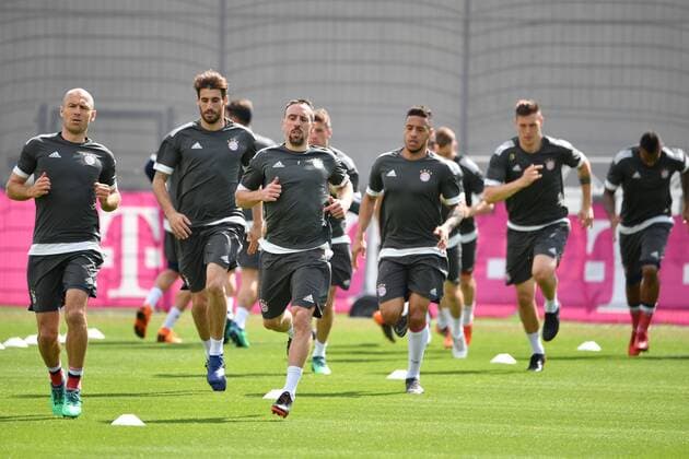 v.li:Arjen ROBBEN (Bayern Muenchen),Javi (Javier) MARTINEZ (Bayern Muenchen),Franck RIBERY (Bayern Muenchen),Corentin TOLISSO (Bayern Muenchen),Lauftrainig,Aktion, Abschlusstraining FC Bayern Muenchen vor dem Champions League Halbinale gegen Real Madrid. Trainingsgelaende an der Saebener Strasse, Fussball,am 24.04.2018,.