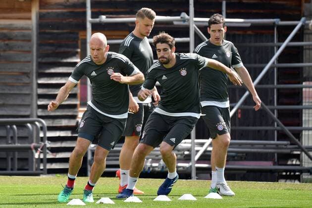 v.li:Arjen ROBBEN (Bayern Muenchen),Javi (Javier) MARTINEZ (Bayern Muenchen), hi:Lukas MAI,Sebastian RUDY (Bayern Muenchen),Aktion. Abschlusstraining FC Bayern Muenchen vor dem Champions League Halbinale gegen Real Madrid. Trainingsgelaende an der Saebener Strasse, Fussball,am 24.04.2018,.