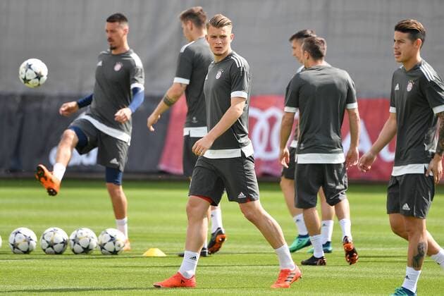 Lukas MAI,re:James RODRIGUEZ (Bayern Muenchen), Aktion, Abschlusstraining FC Bayern Muenchen vor dem Champions League Halbinale gegen Real Madrid. Trainingsgelaende an der Saebener Strasse, Fussball,am 24.04.2018,.