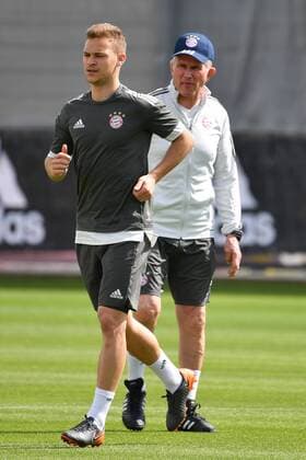 Joshua KIMMICH (Bayern Muenchen), Jupp HEYNCKES (Trainer Bayern Muenchen). Abschlusstraining FC Bayern Muenchen vor dem Champions League Halbinale gegen Real Madrid. Trainingsgelaende an der Saebener Strasse, Fussball,am 24.04.2018,.