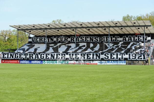 Fußball 3. Liga 35. Spieltag VfR Aalen - VfL Osnabrück am 22.04.2018 in der Ostalb Arena in Aalen Fans aus Aalen mit einer Choreografie zu Spielbeginn.