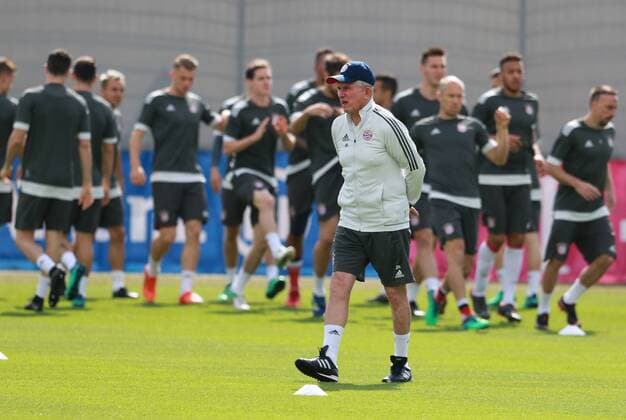 Trainer Jupp Heynckes vor seiner Mannschaft Fussball FC Bayern München. Abschlußtraining vor dem CL-Spiel gegen Real Madrid 24.04.2018