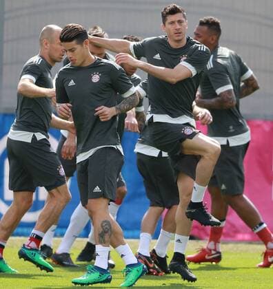 v.l.: Arjen Robben, James Rodriguez, Robert Lewandowski, Jerome Boateng machen sich warm Fussball FC Bayern München. Abschlußtraining vor dem CL-Spiel gegen Real Madrid 24.04.2018
