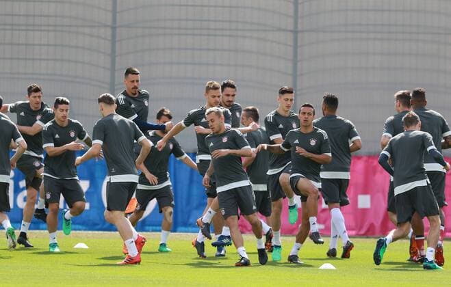 FCB-Mannschaft beim Aufwärmen Fussball FC Bayern München. Abschlußtraining vor dem CL-Spiel gegen Real Madrid 24.04.2018
