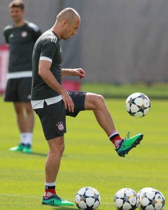 Arjen Robben am Ball Fussball FC Bayern München. Abschlußtraining vor dem CL-Spiel gegen Real Madrid 24.04.2018